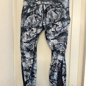 Abstract Black and White Leggings
